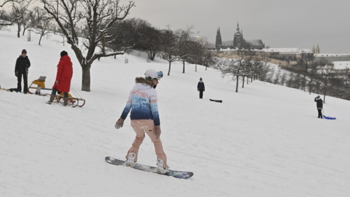 Podle vicepremiéra Jana Hamákča (ČSSD) je sjíždění Petřína na lyžích či snowboardu protizákonné.