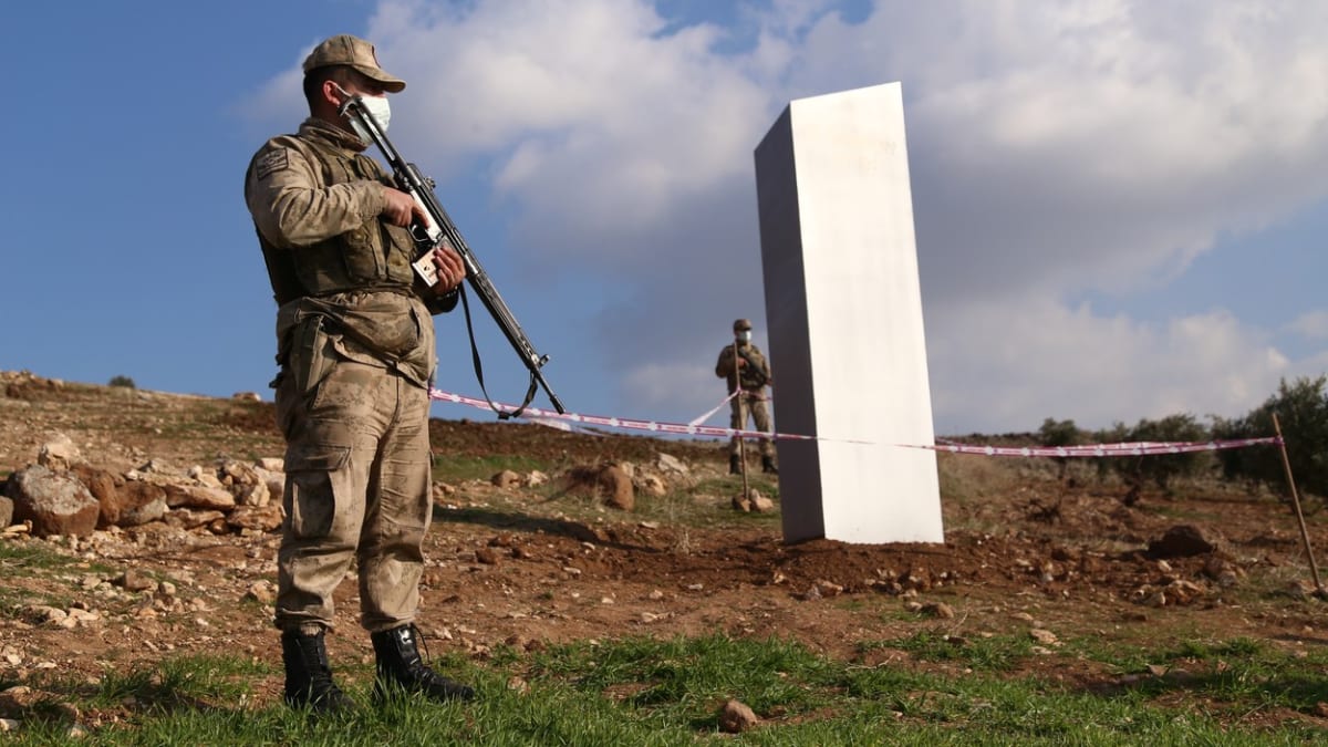 Tajemný monolit nyní hlídá turecká armáda.