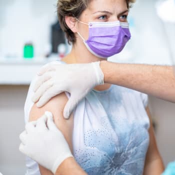 Někteří lidé se po očkování proti covidu potýkají se zarudlými otoky na kůži (ilustrační foto)