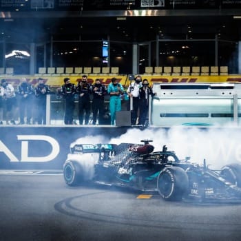 Takto Lewis Hamilton slavil konec minulé sezony v Abú Dhabí. Další titul mistra světa může v barvách týmu Mercedes přidat letos.