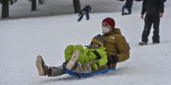 Pražané si užívají sněhu. Petřín sjíždí děti na bobech, na Karlově mostě se běžkuje