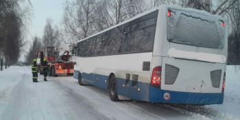 Kalamita v Česku. Domácnosti bez elektřiny, sníh ochromil i městskou dopravu