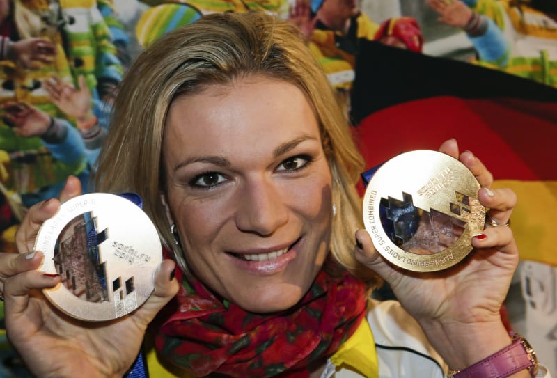 Maria Höflová-Rieschová se zlatou a stříbrnou medailí z olympijských her 2014 v Soči. 