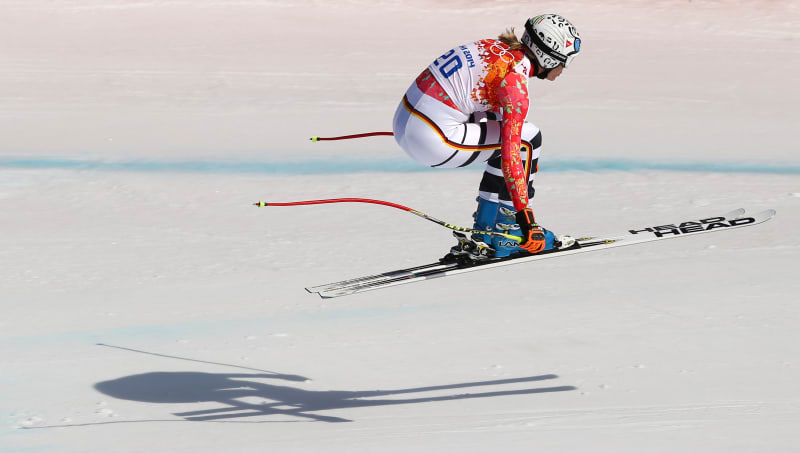 Maria Höflová-Rieschová skáče při závodě ve sjezdu na olympiádě v Soči.