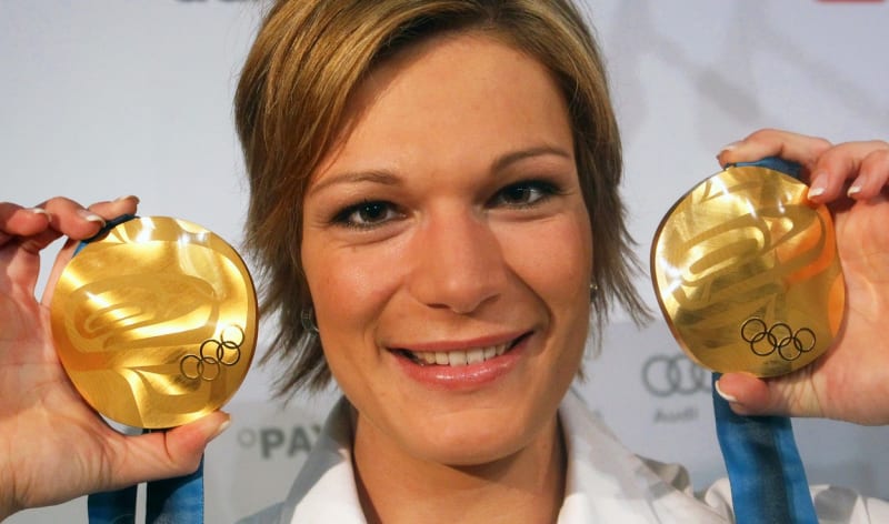 Maria Höflová-Rieschová se svými dvěma zlatými olympijskými medailemi z Vancouveru 2010. 