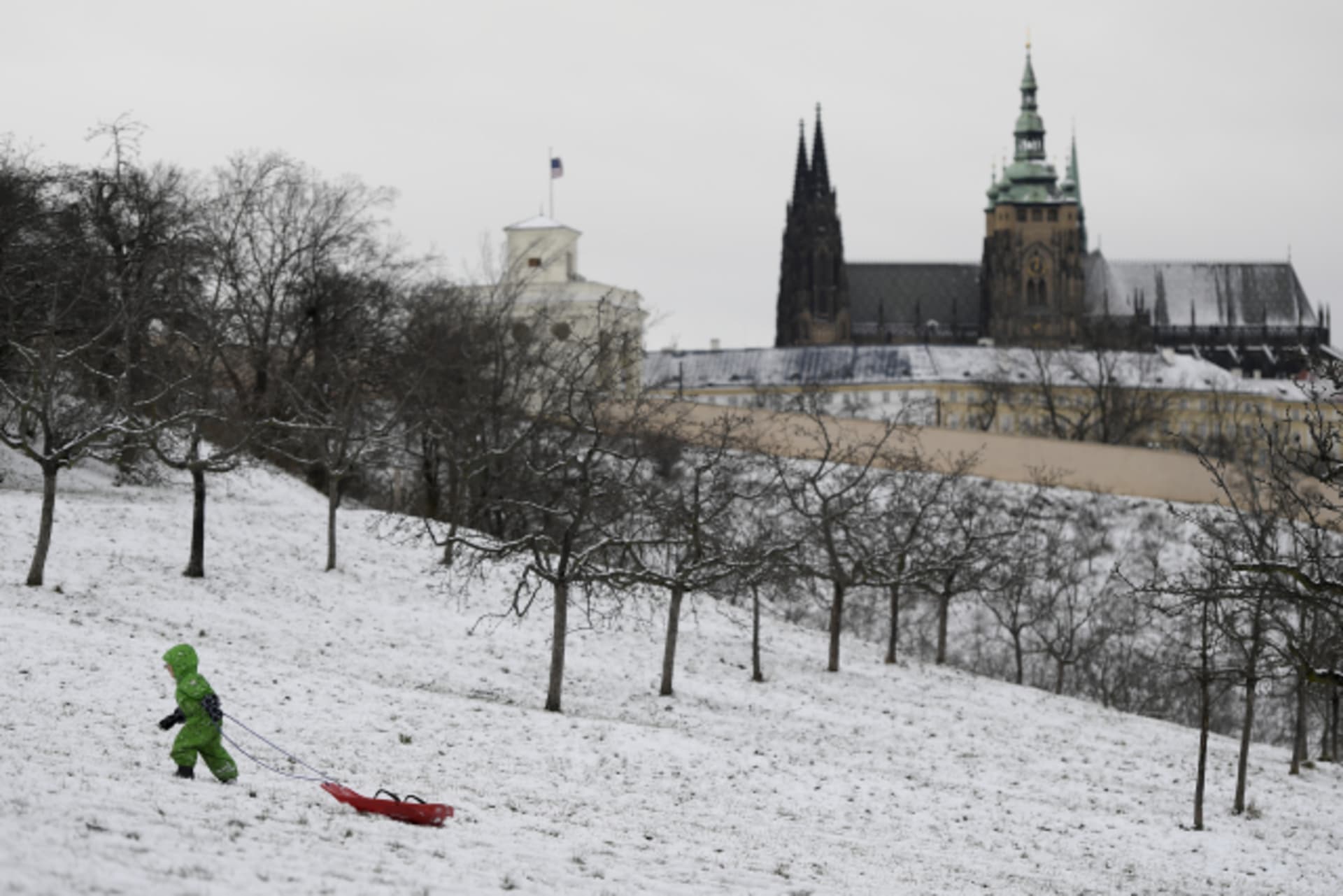 Lidé si užívají sněhové nadílky, která není v centru Prahy zrovna běžná.