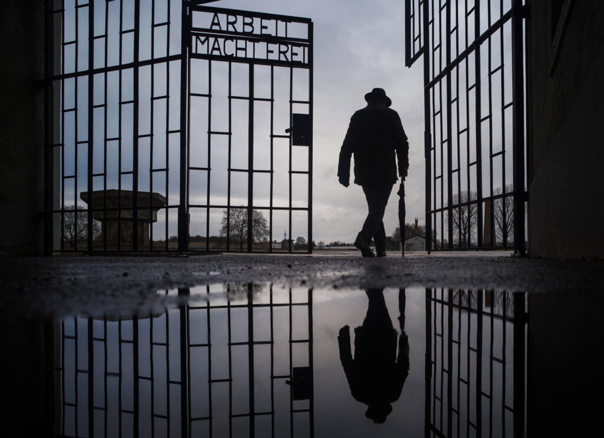 Muž prochází branou do koncentračního tábora Sachsenhausen. (Ilustrační foto)