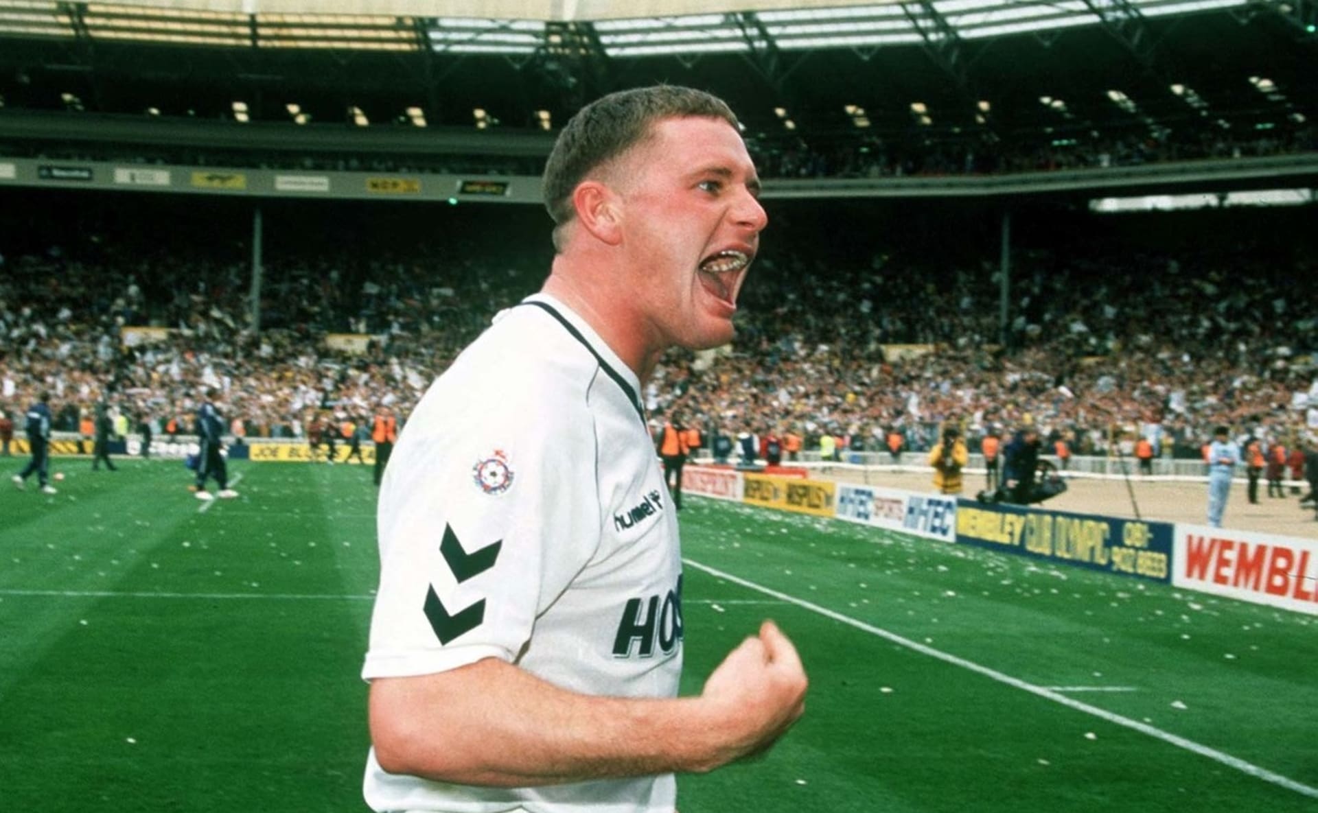 Paul Gascoigne působil na začátku 90. let v Tottenhamu Hotspur. Vzpomíná na první setkání s budoucí hvězdou Royem Keanem, kterému ze zápasu udělal peklo.