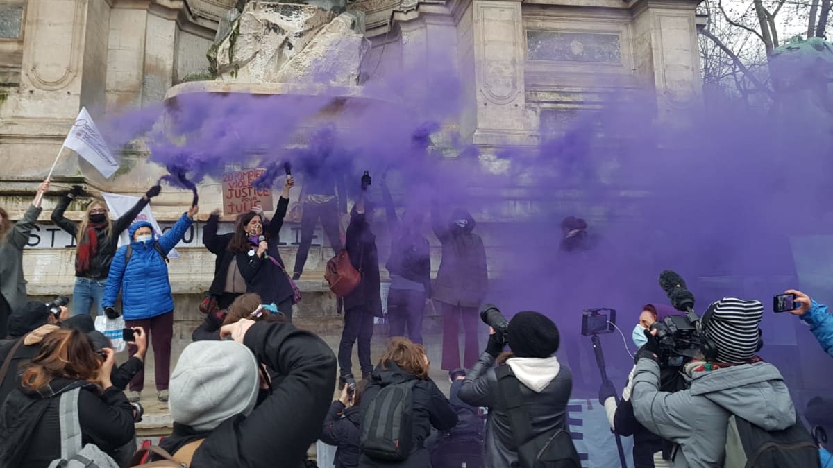 Ve Francii se o víkendu konaly demonstrace na podporu 25leté ženy, kterou údajně znásilnilo 20 hasičů.