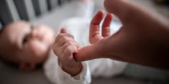 Žena porodila cizí dítě. Otec měl podezření na záměnu embryí kvůli tmavší pleti dcery