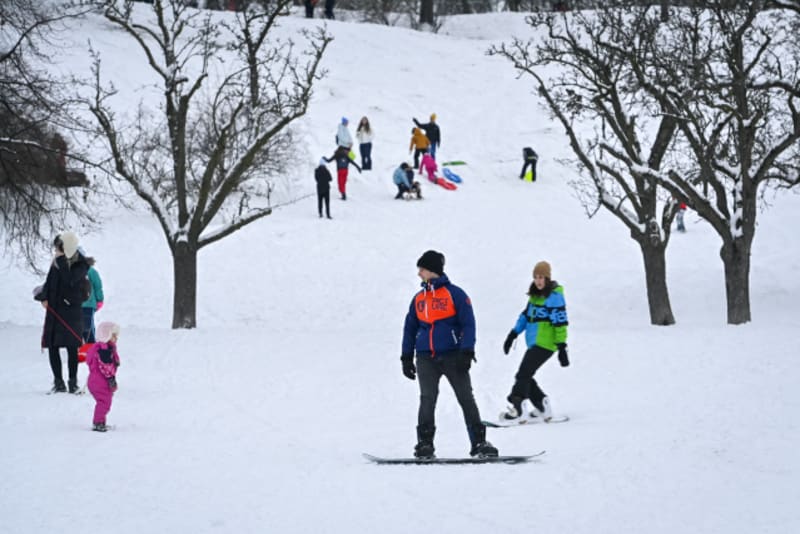 Část lidí už v pondělí na kopci také jezdila na snowboardu.