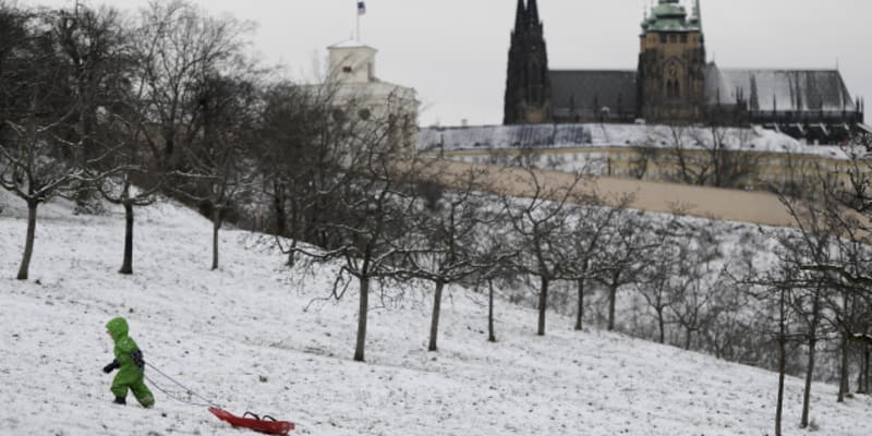Lidé si užívají sněhové nadílky, která není v centru Prahy zrovna běžná.