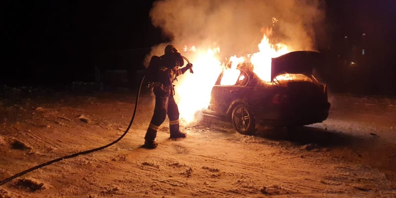 K požáru automobilu v Pardubicích vyjížděla v pondělí 8. února jednotka profesionálních hasičů.