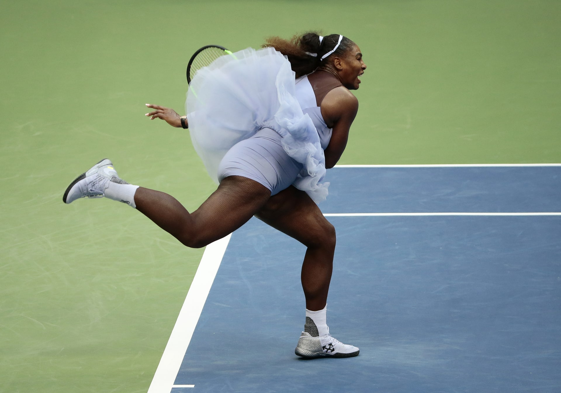 K nepřehlédnutí byla Williamsová rovněž na domácím US Open v roce 2018, pro které jí nechala firma Nike vyrobit úbor s „baletní sukní“.