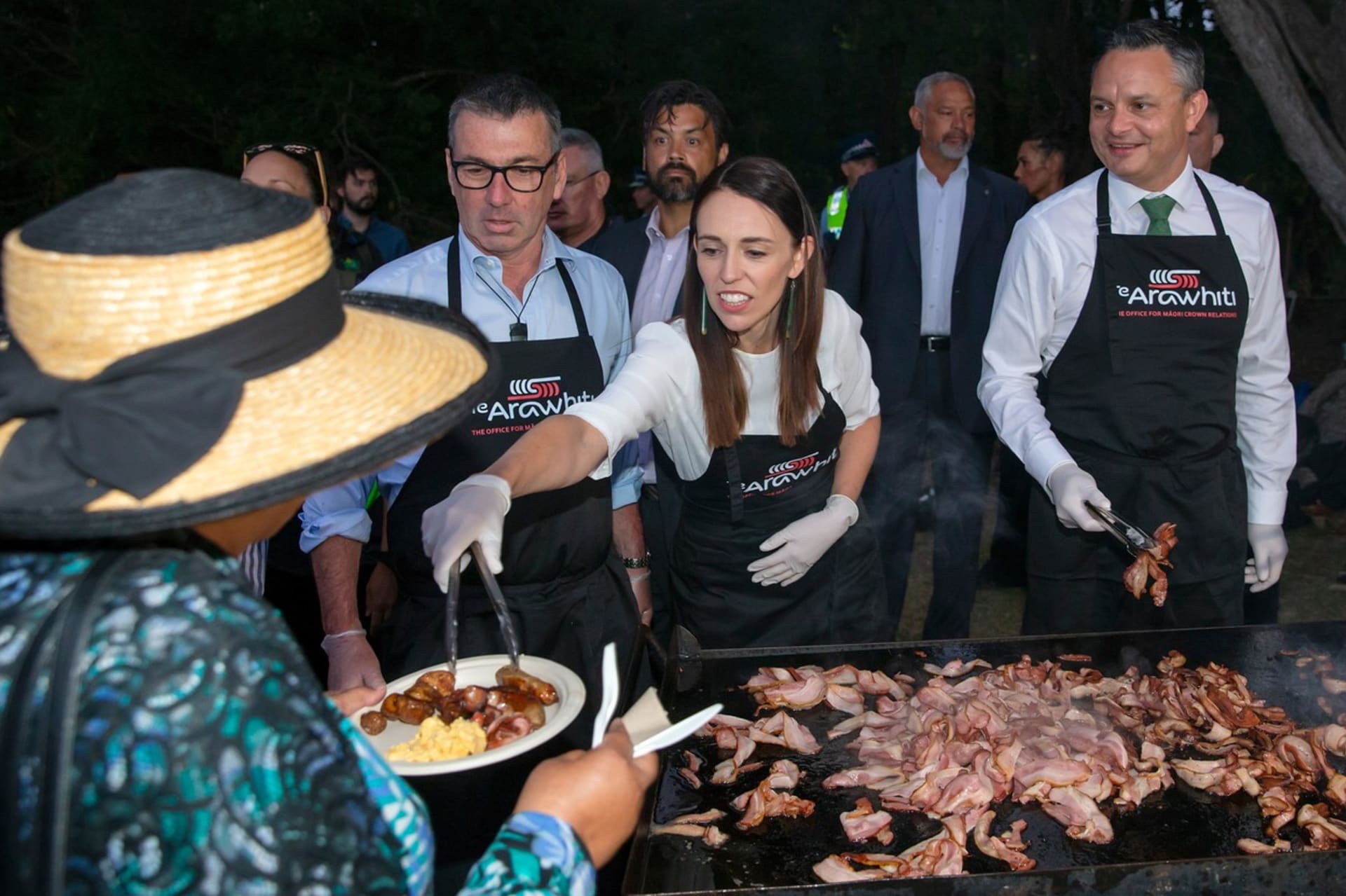  V zemi, kde právě vrcholí léto, premiérka Jacinda Ardernová uspořádala barbecue párty pro dva a půl tisíce lidí. Bez roušek, bez rozestupů, bez viru.