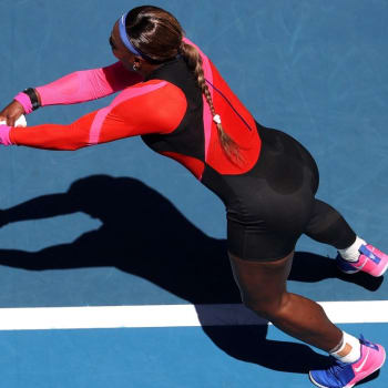 Serena Williamsová často na sebe poutá pozornost nejen tenisem, ale také velmi specifickým oblečením. V tomto oděvu hraje na probíhajícím Australian Open.