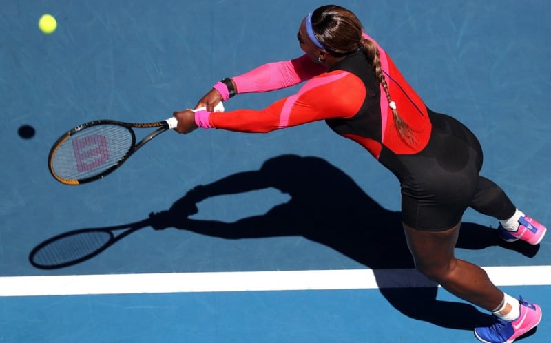 Serena Williamsová často na sebe poutá pozornost nejen tenisem, ale také velmi specifickým oblečením. V tomto oděvu hraje na probíhajícím Australian Open.
