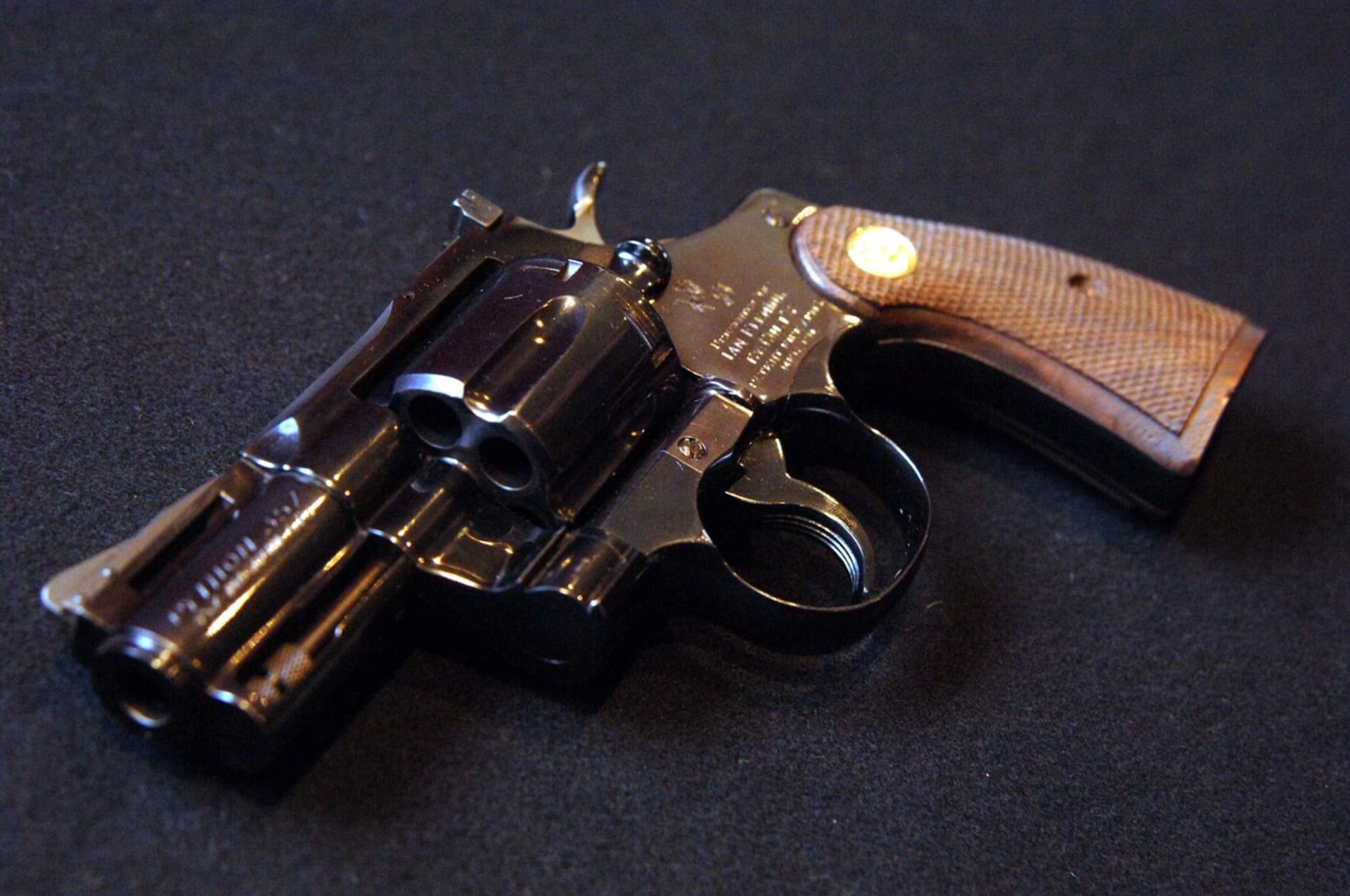 Americký průmyslník Samuel Colt si nechal 5. března 1836 patentovat první model revolveru s ráží 0,34.