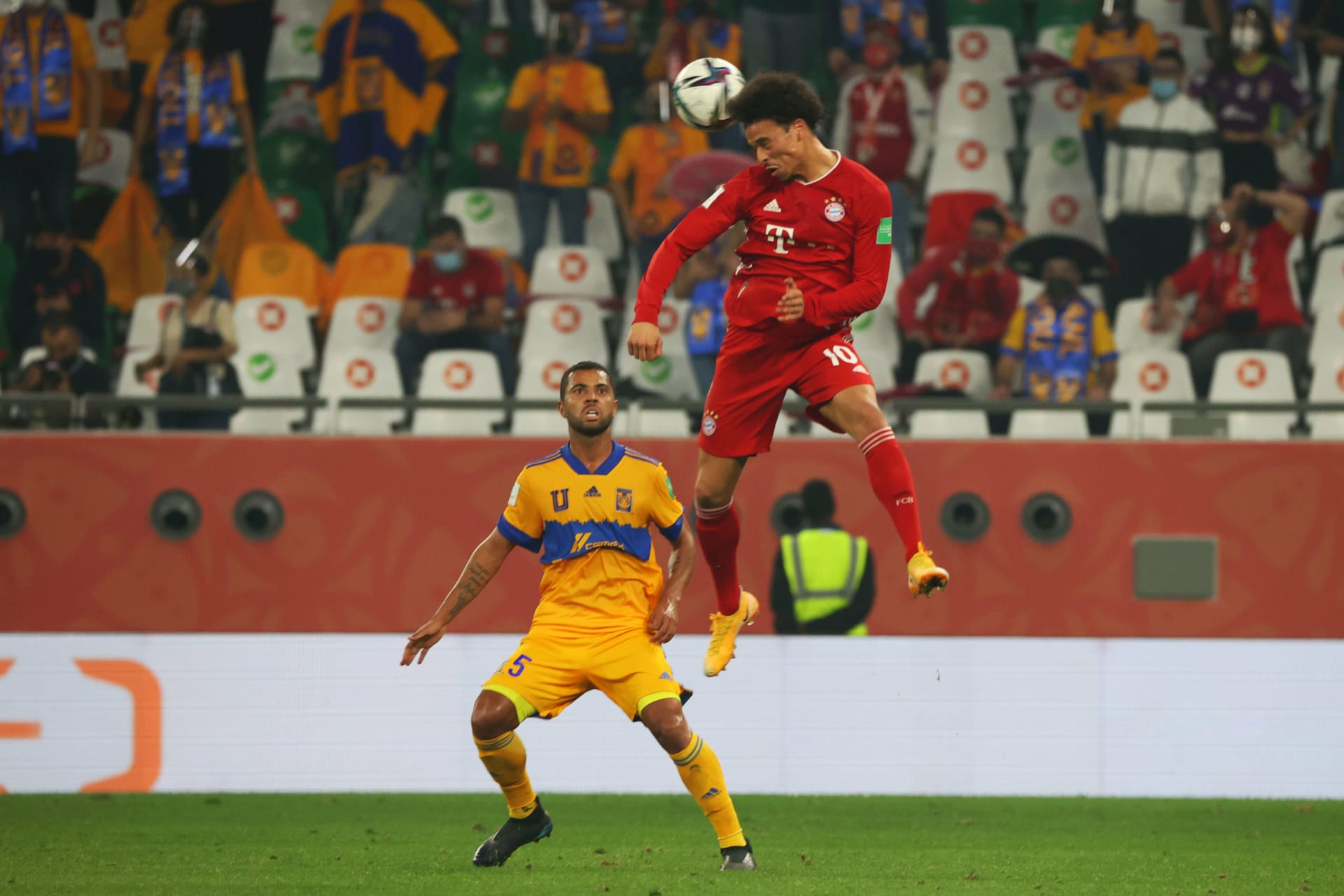 Útočník Bayernu Leroy Sané (v červeném) v souboji o míč s Rafaelem Cariocou z Tigres ve finále MS klubů v katarském Rajjánu. 