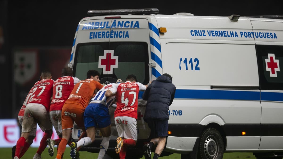 Sanitku se zraněným hráčem museli roztlačit sami fotbalisté