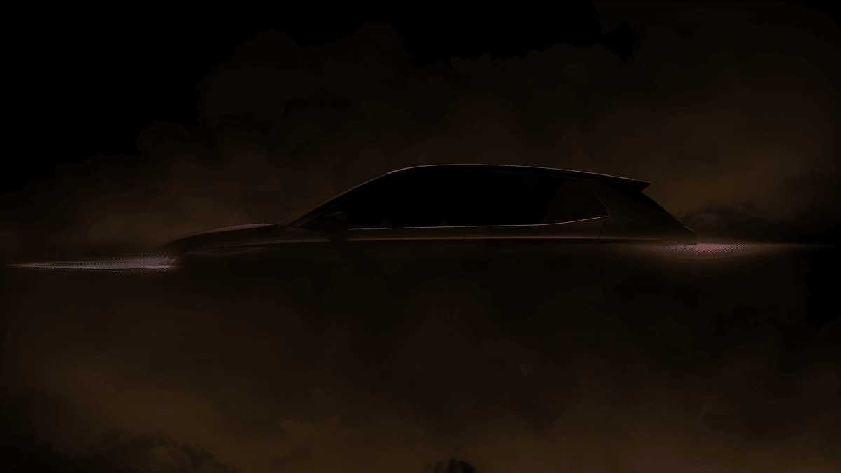 Zatím nám musí stačit tmavá boční silueta, ale i z té je zřejmé, že má Škoda Fabia sportovní střih se svažující se zádí a výrazným zadním spoilerem pro zlepšení aerodynamiky.