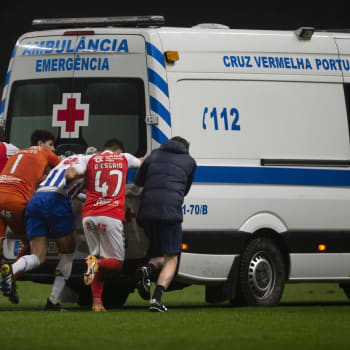 Sanitku se zraněným hráčem museli roztlačit sami fotbalisté