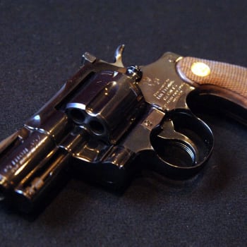 Americký průmyslník Samuel Colt si nechal 5. března 1836 patentovat první model revolveru s ráží 0,34.