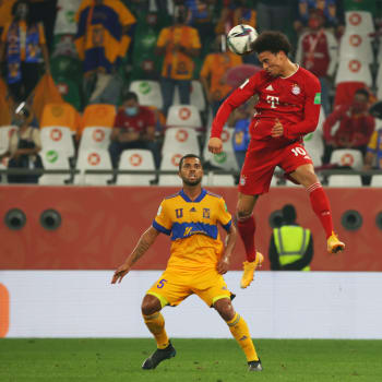 Útočník Bayernu Leroy Sané (v červeném) v souboji o míč s Rafaelem Cariocou z Tigres ve finále MS klubů v katarském Rajjánu.