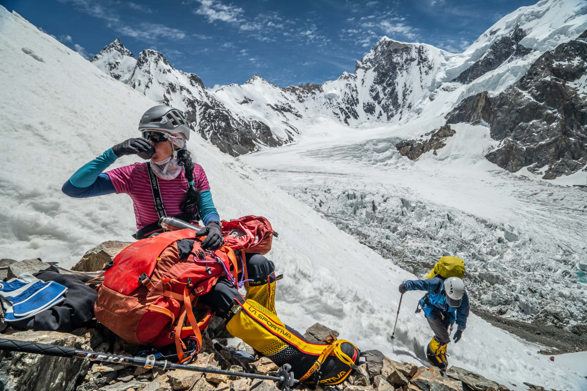 Klára Kolouchová se občerstvuje při výstupu na K2. 