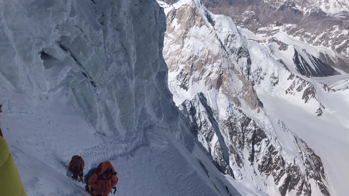 Skupina horolezců ve stěně K2. 