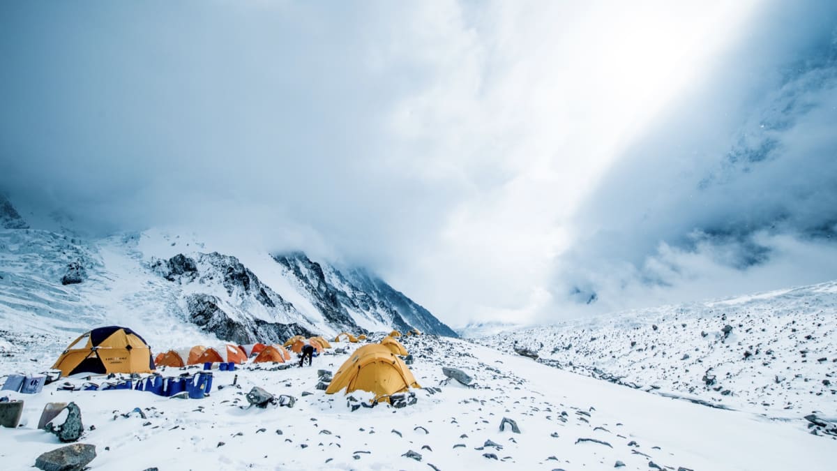 Jeden z výškových táborů při výstupu na K2. 