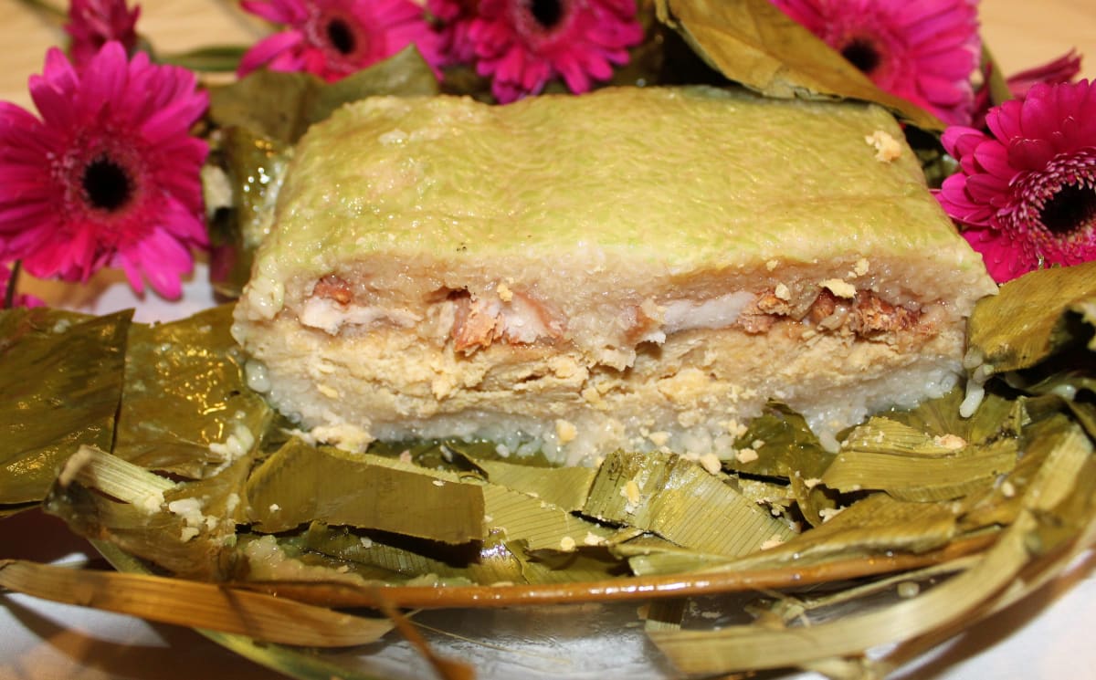 Tradiční novoroční vietnemské jídlo  Bánh chng, toto bylo uvařeno v Ostravě, daleko od Vietnamu