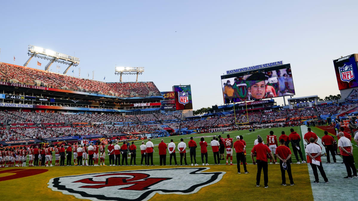 Super Bowlu v Tampě mohlo přímo na stadionu přihlížet 22 tisíc lidí
