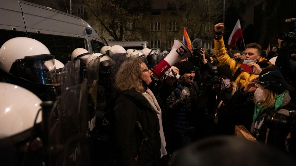 Marta Lempartová vedla Stávku žen. Na fotografii uprostřed s megafonem. 
