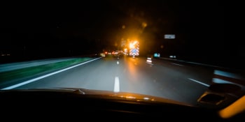 Nehoda dvou aut u Hořovic uzavřela dálnici D5 ve směru na Prahu. Tvoří se kolona