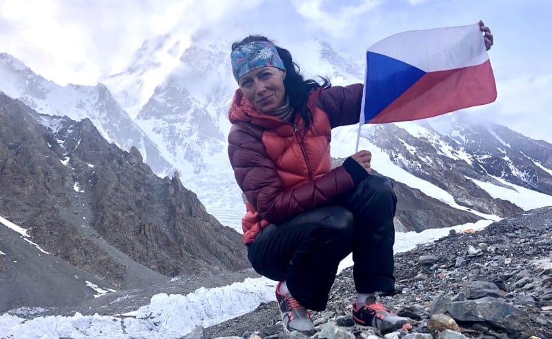 Klára Kolouchová s českou vlajkou při přípravě výstupu na K2