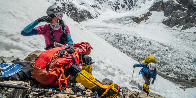 Klára Kolouchová se občerstvuje při výstupu na K2. 
