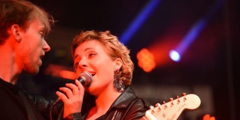 Zpěvačka Anna Slováčková na koncertě s kapelou