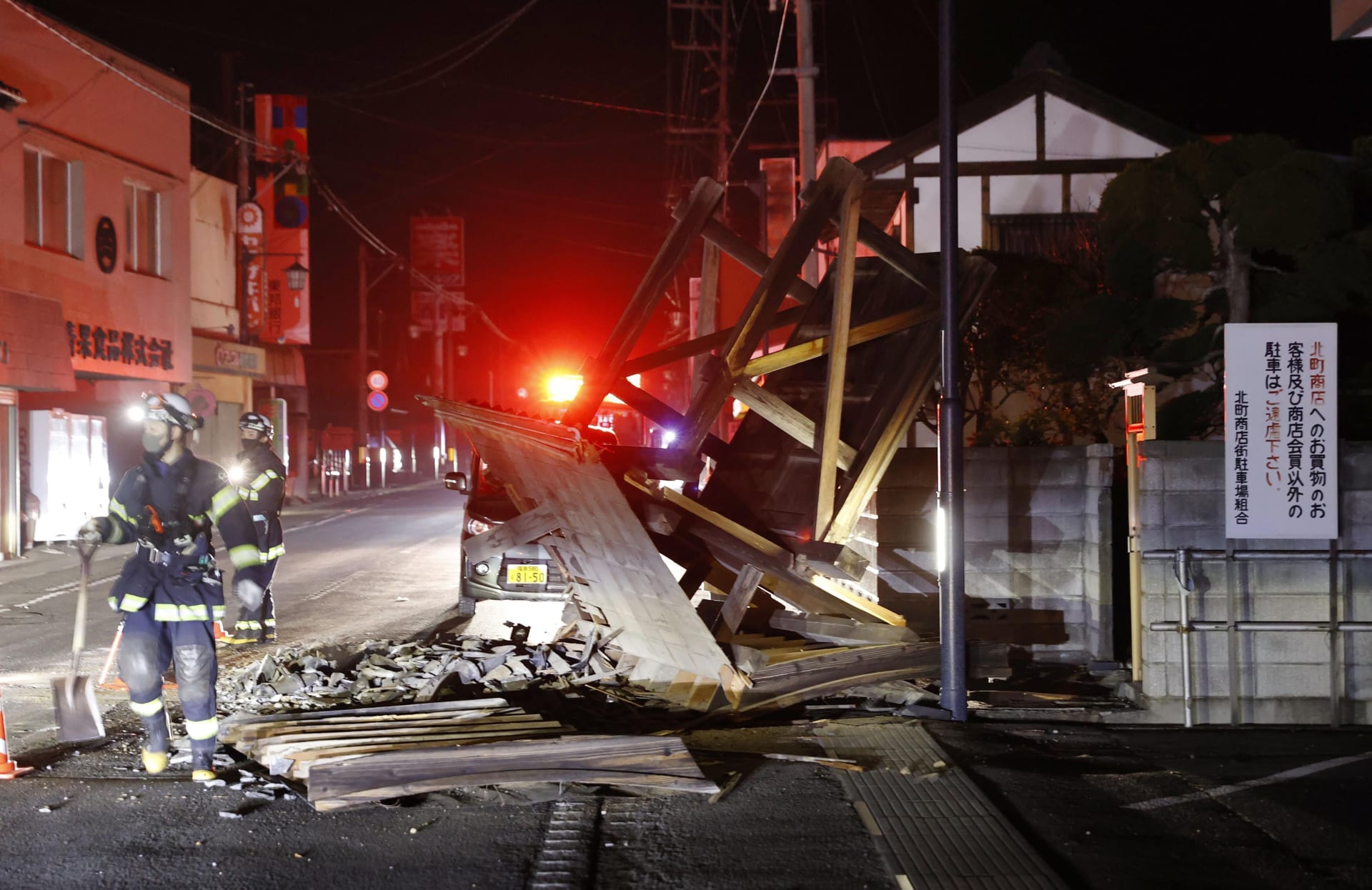 Následky silného zemětřesení, které v sobotu postihlo Japonsko (zdroj: AP)