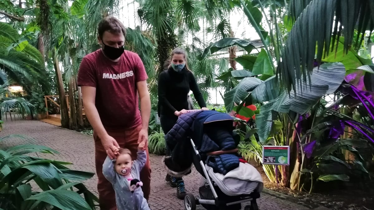 37letý Adam Ziaja s manželkou a dítětem na procházce skleníky v Gliwicích. 