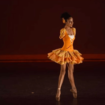 Šestnáctiletá baletka Vitória Bueno se narodila bez rukou. (zdroj: Vitória Bueno)