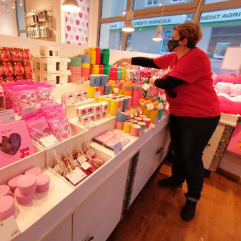 Polsko masivně rozvolnilo. Otevřeny jsou nákupní centra i všechny obchody. Na snímku valentýnsské nákupy v řetězci Tiger v Gliwicích. 