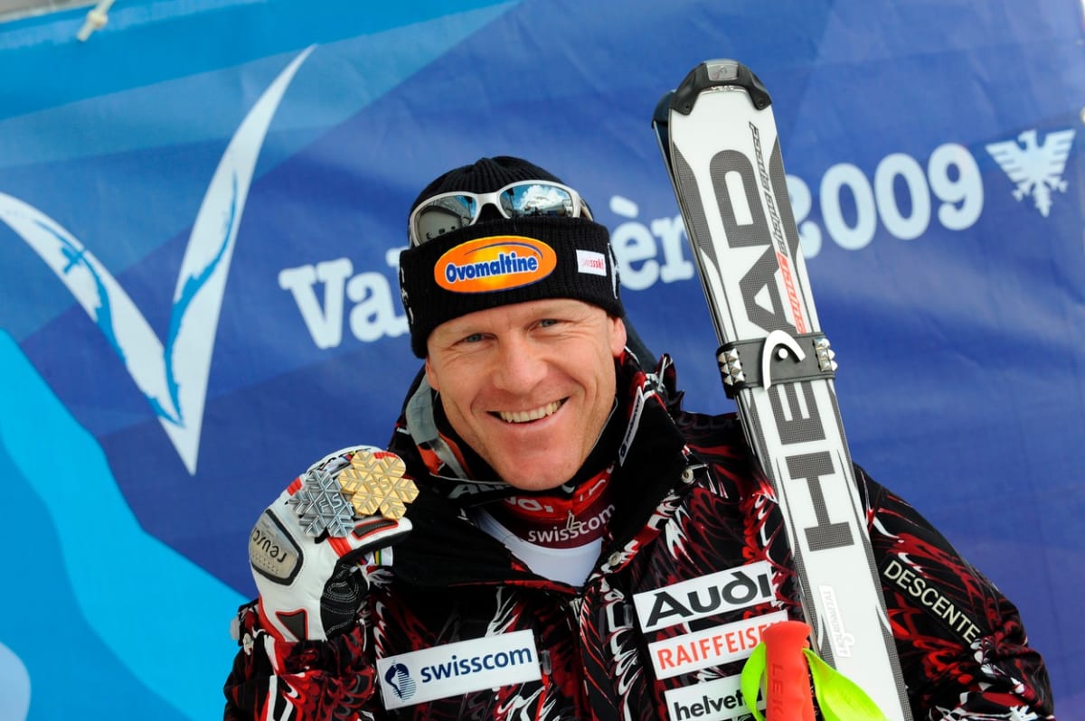 Švýcarská legenda sjezdu Didier Cuche se raduje ze zisku zlaté medaile v super-G na mistrovství světa ve Val d'Isere v roce 2009.