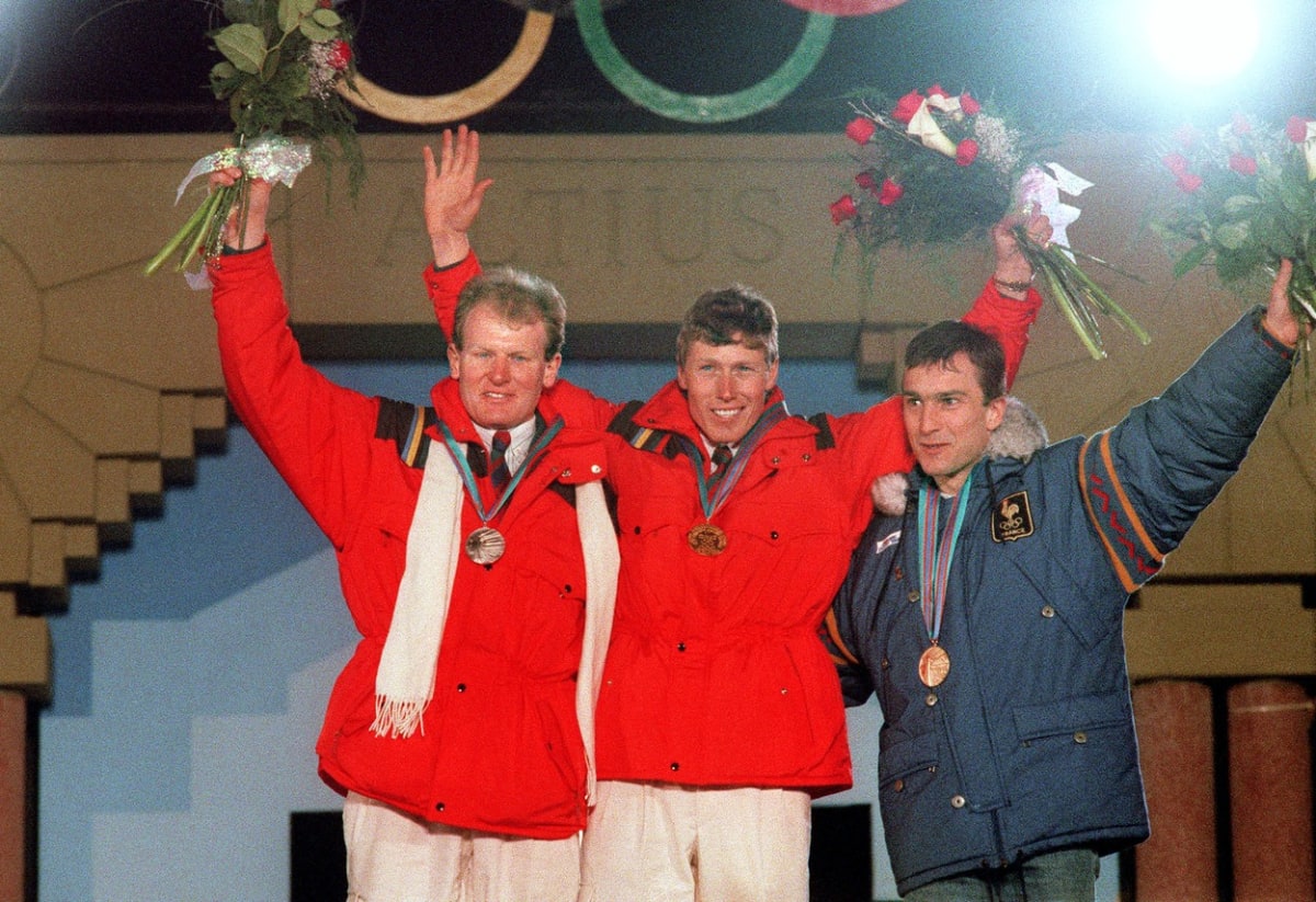 Zleva Peter Müller, Pirmin Zurbriggen a Franck Piccard pózují na olympiádě v Calgary v roce 1988.