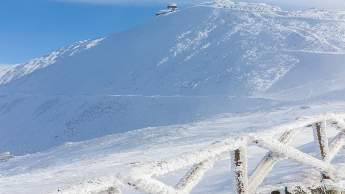 Lavinu v okolí Sněžky zřejmě způsobil pohyb lyžaře v zakázaném pásmu. (Ilustrační foto)