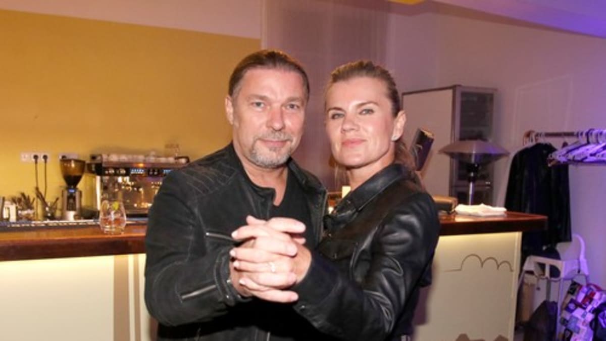 Leona Machálková a Petr Kolář na oslavě 65. narozenin Standy Hložka v září 2019