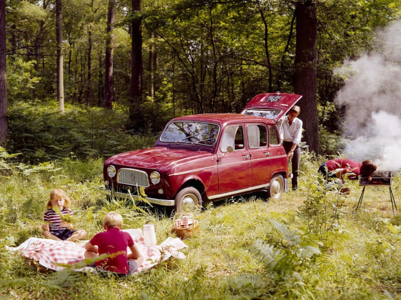 Svojí až primitivní konstrukcí se Renault 4 filozoficky velmi blížil Citroënu 2CV alias Kachně. Přece jen to ale byl větší „kus auta".