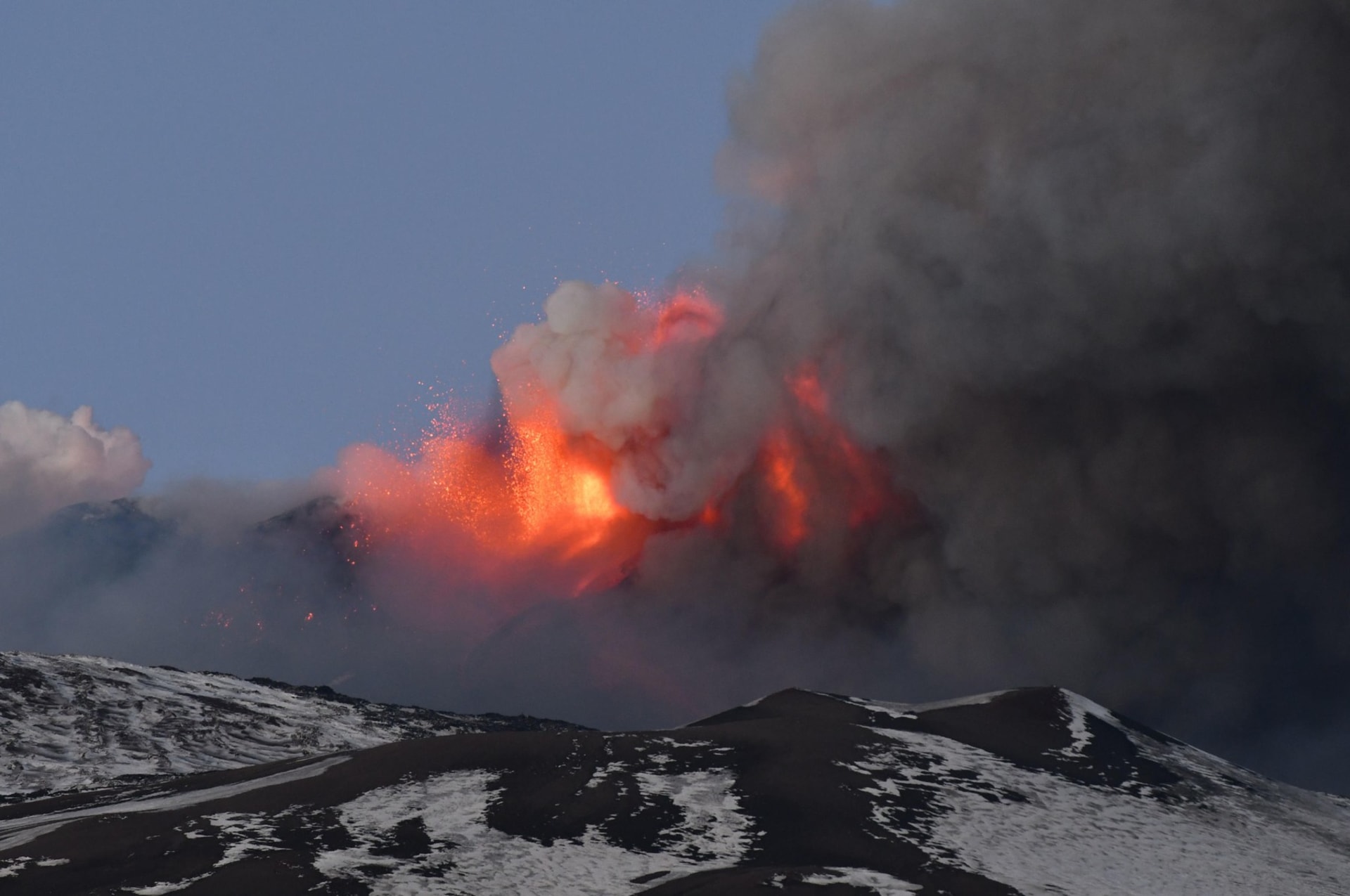 Sopka Etna se znovu probudila.