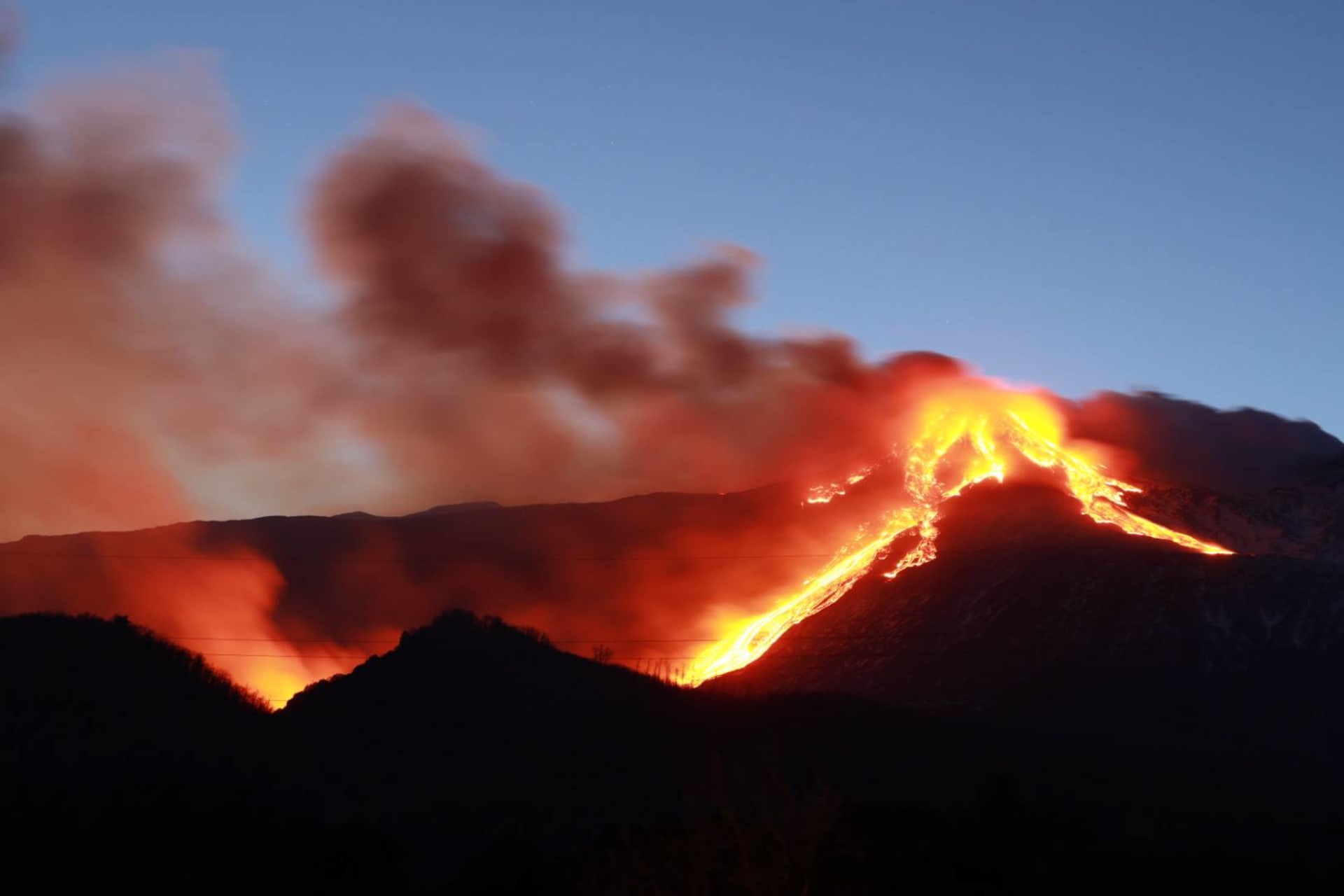 Sopka Etna se znovu probudila.