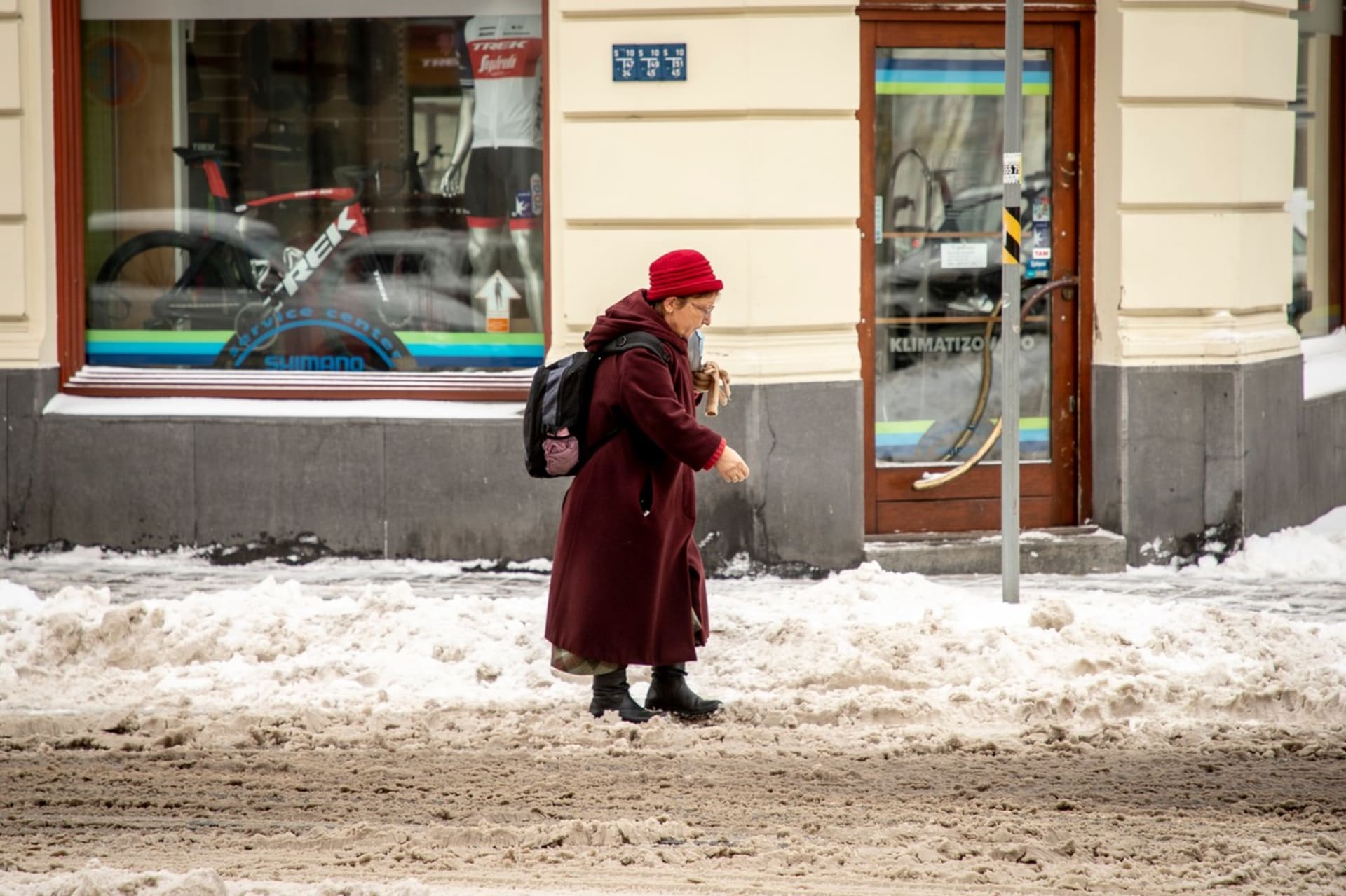 Za údržbu chodníků odpovídá obec. Pohyb na zasněžené komunikaci je náročný zejména pro seniory. (Foto: Profimedia)